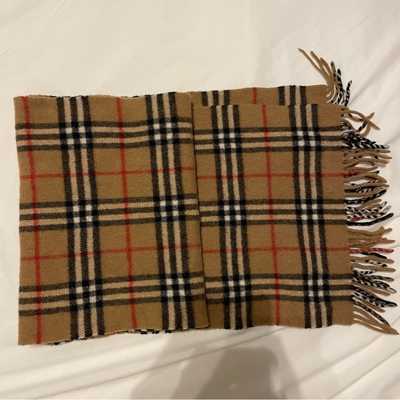 Authentic Burberry scarf - Picture 1 of 3